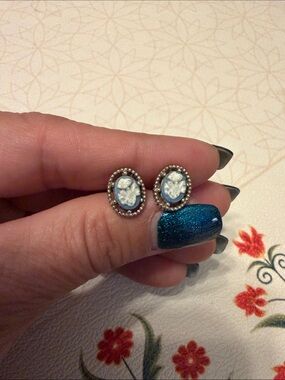 Vintage-Blue Cameo Oval Stud Earrings